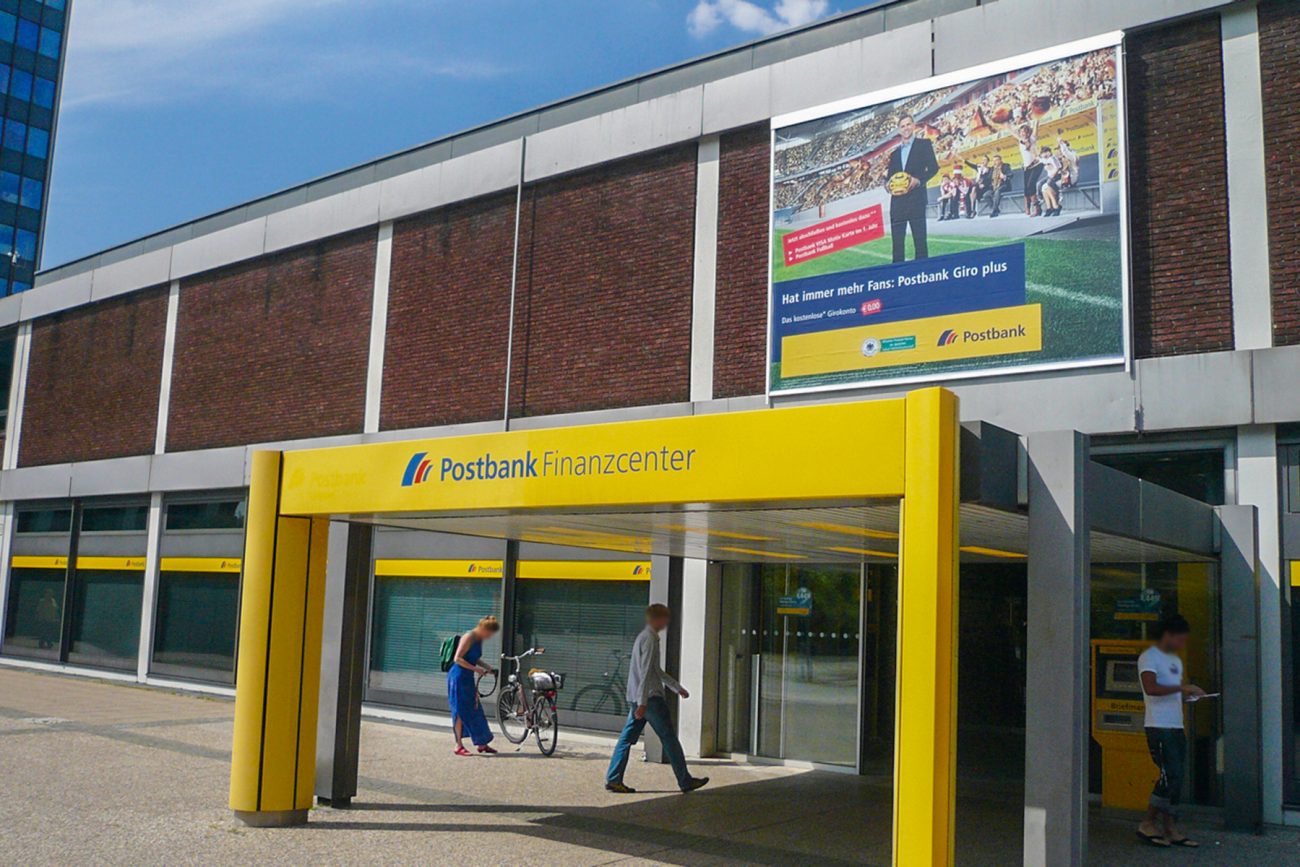 Aussenwerbung Postbank Bannerlifter